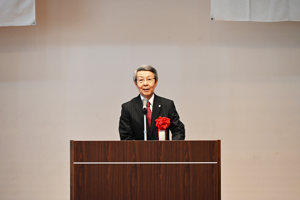 あいさつする津谷市長