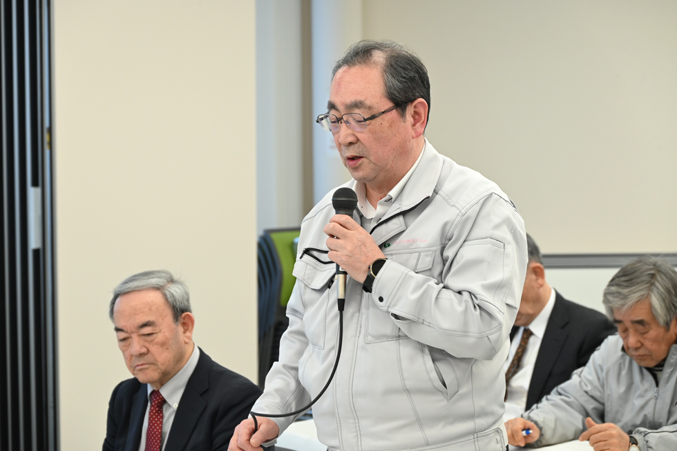 あいさつする佐藤会長