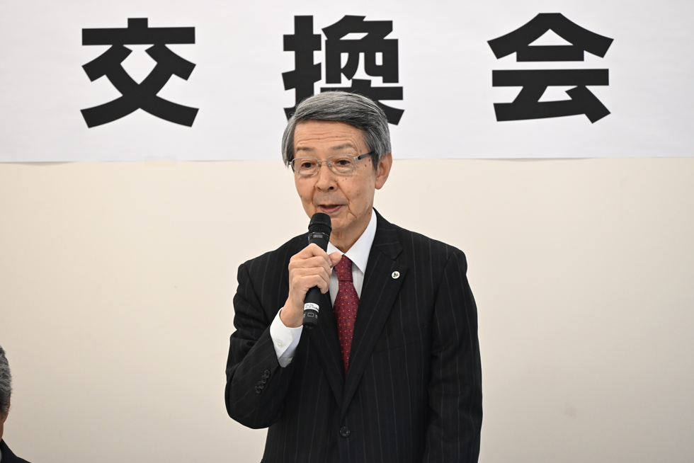 あいさつする津谷市長