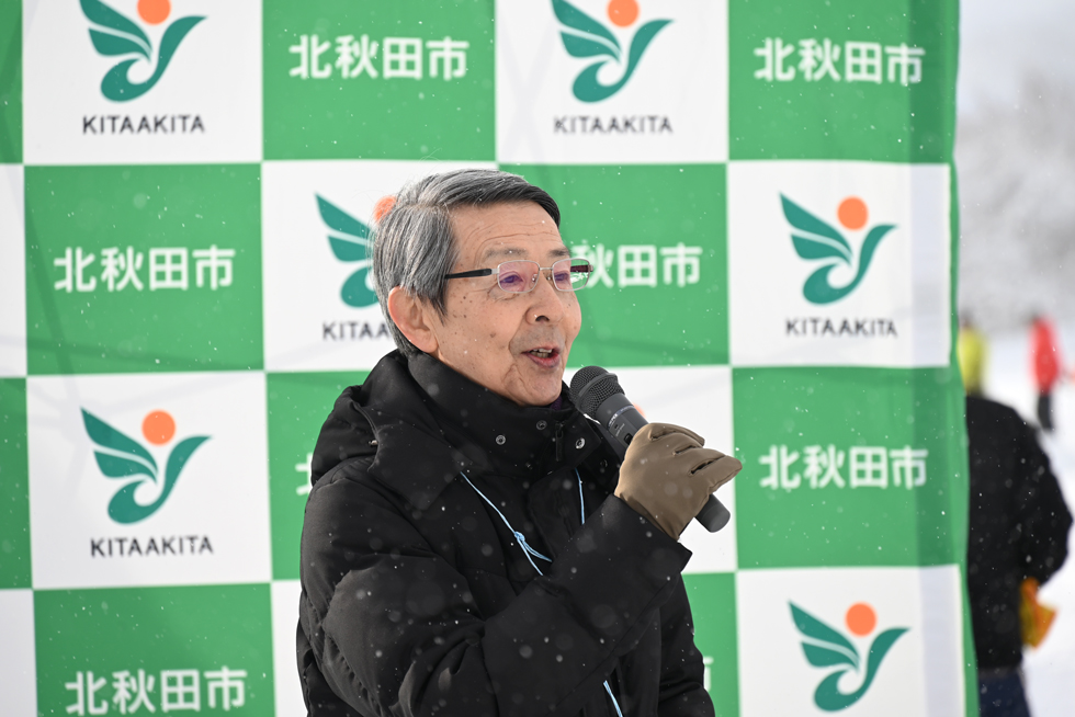 あいさつする津谷市長