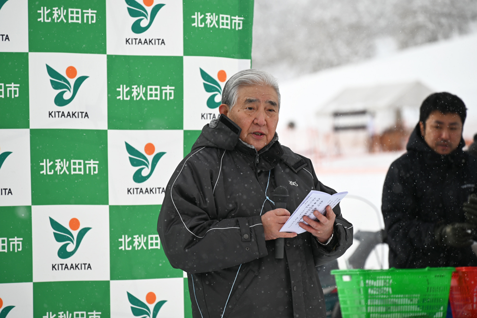 あいさつする堀部議長