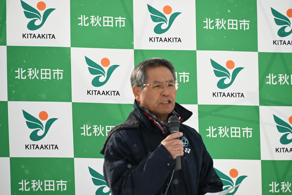 あいさつする成田会長