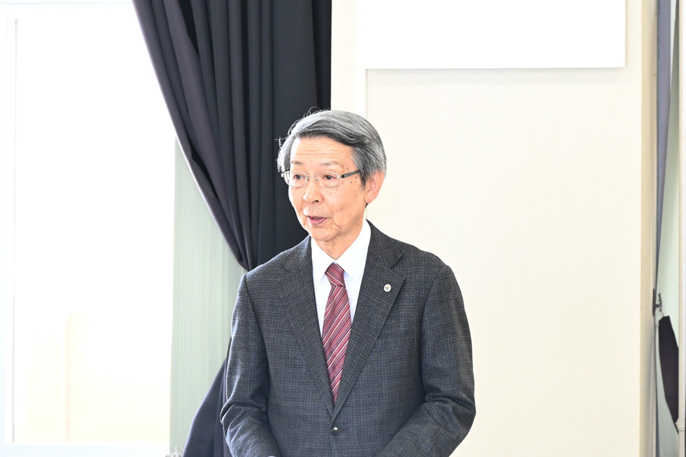 あいさつをする津谷市長