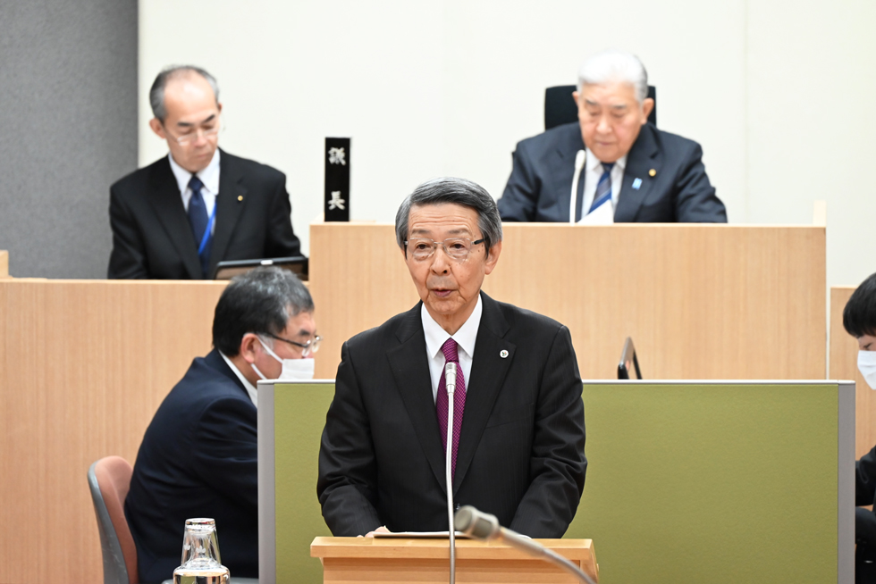 施政方針を述べる津谷市長