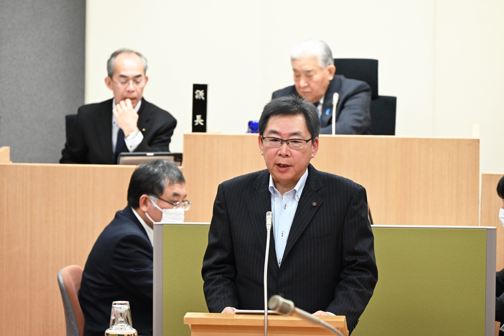 代表質問する板垣議員(日本共産党議員団)