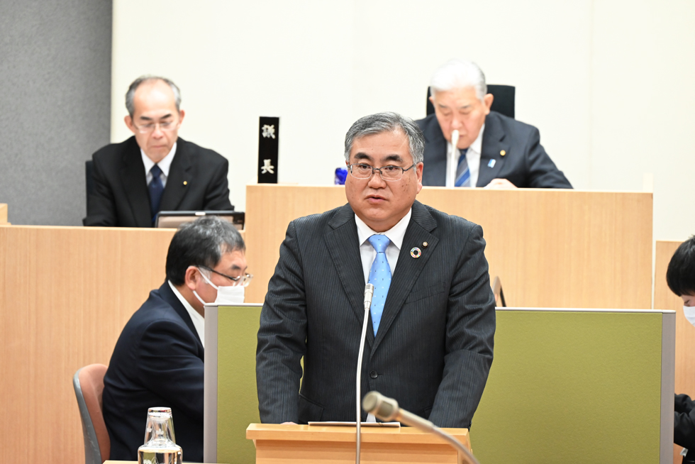 代表質問する小笠原議員(清明会)