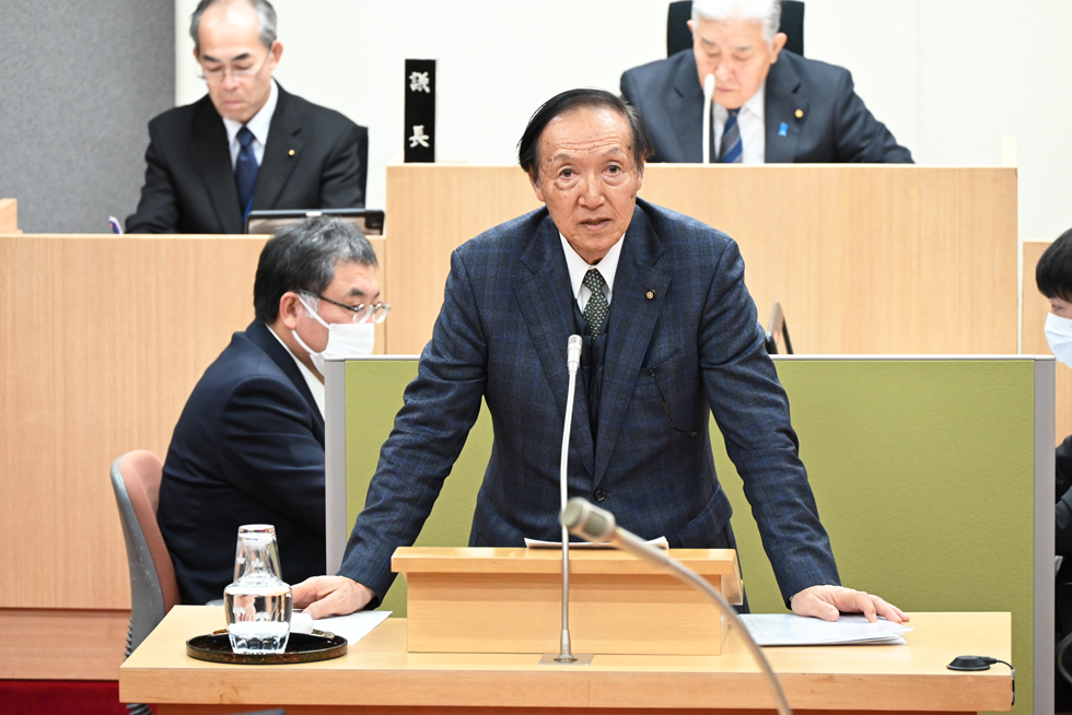 代表質問する佐藤議員(新創会)