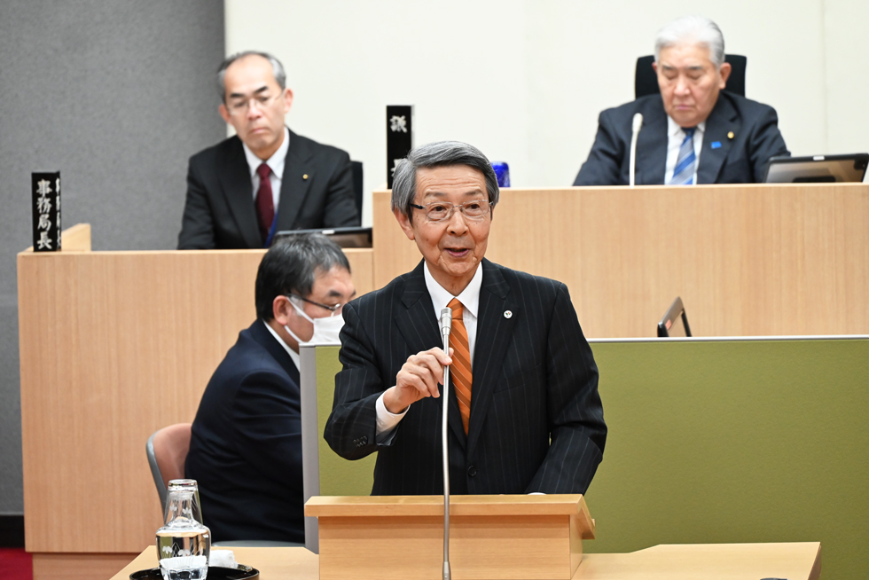 大綱質疑で答弁する津谷市長