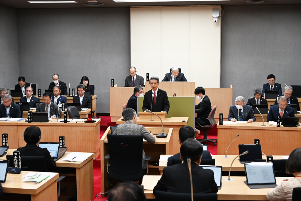 答弁する津谷市長