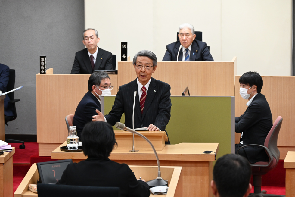 答弁する津谷市長