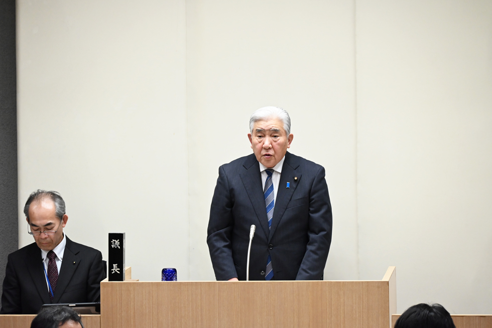 閉会のあいさつをする堀部議長