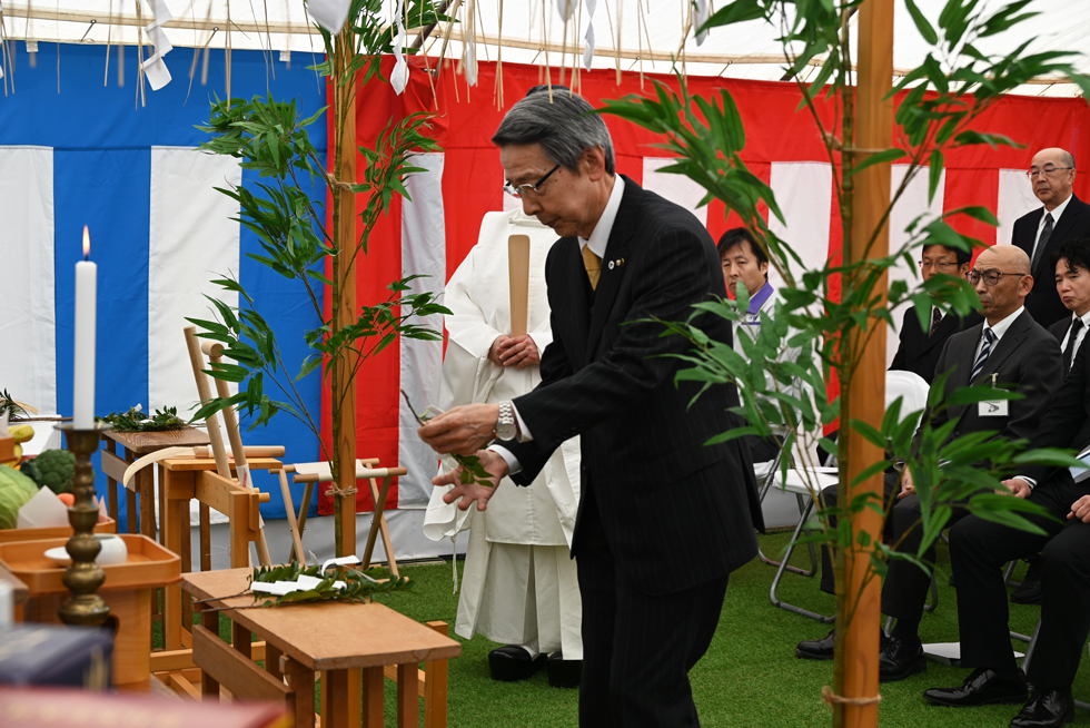 玉串奉てんする津谷市長