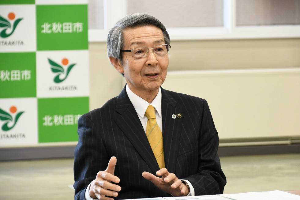 活動を称える津谷市長