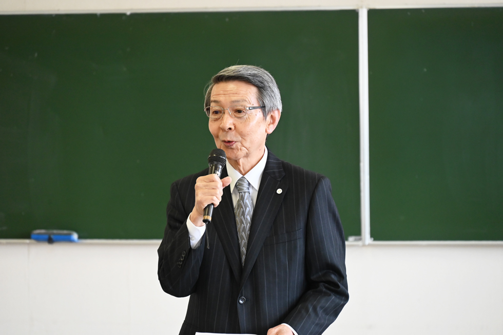 あいさつをする津谷市長