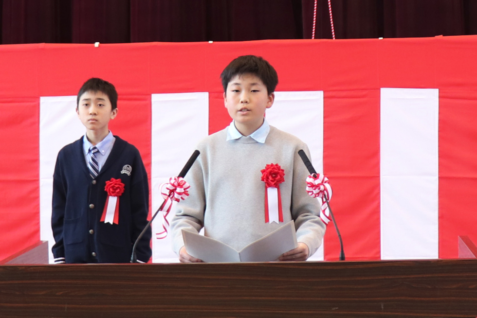 あいさつする津谷さん（鷹巣小6年）