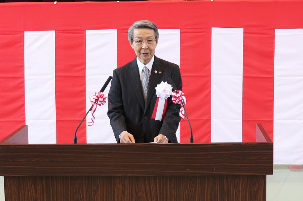 あいさつする津谷市長