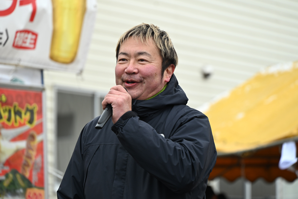 あいさつする村上実行委員長