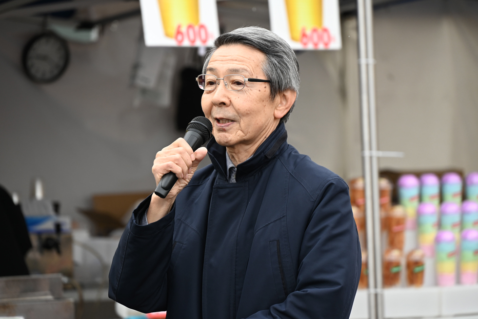 あいさつする津谷市長