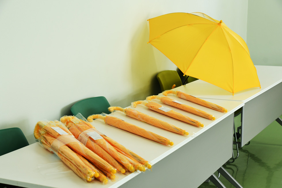 寄贈されたシースルー反射傘