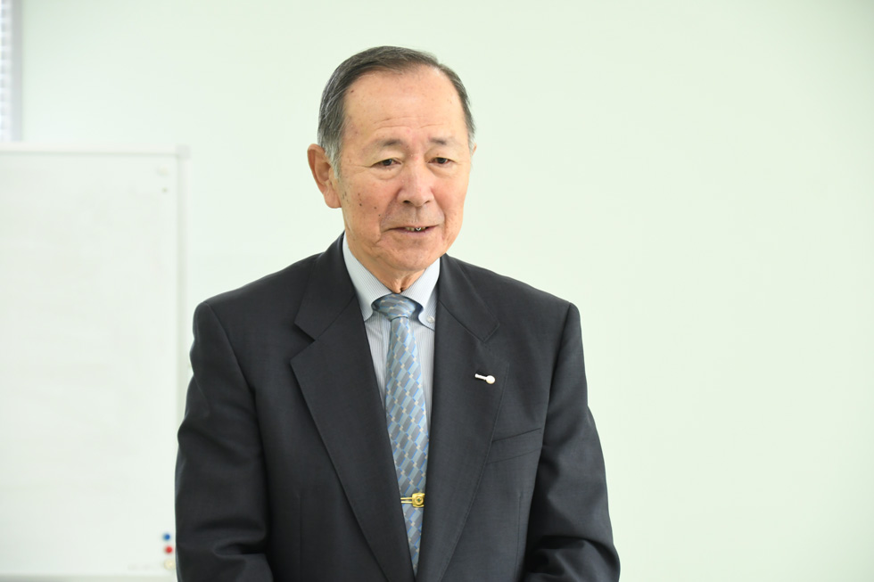 あいさつをする佐々木会長