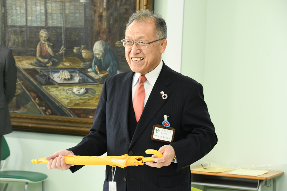 感謝の言葉を述べる佐藤教育長