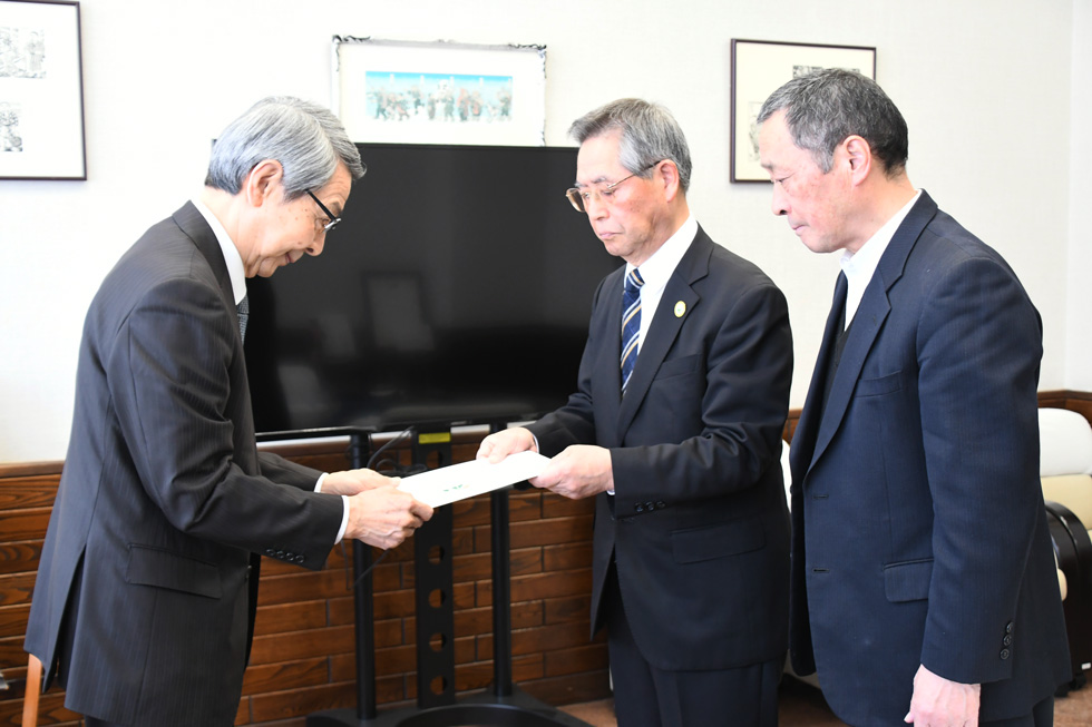 具申書を手渡す成田会長
