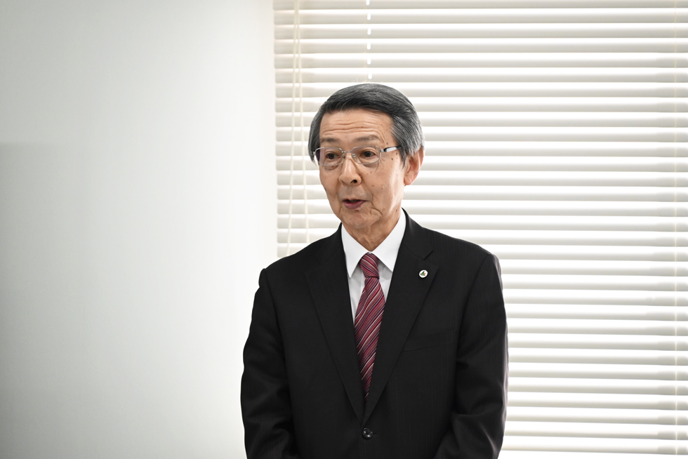 あいさつする津谷市長