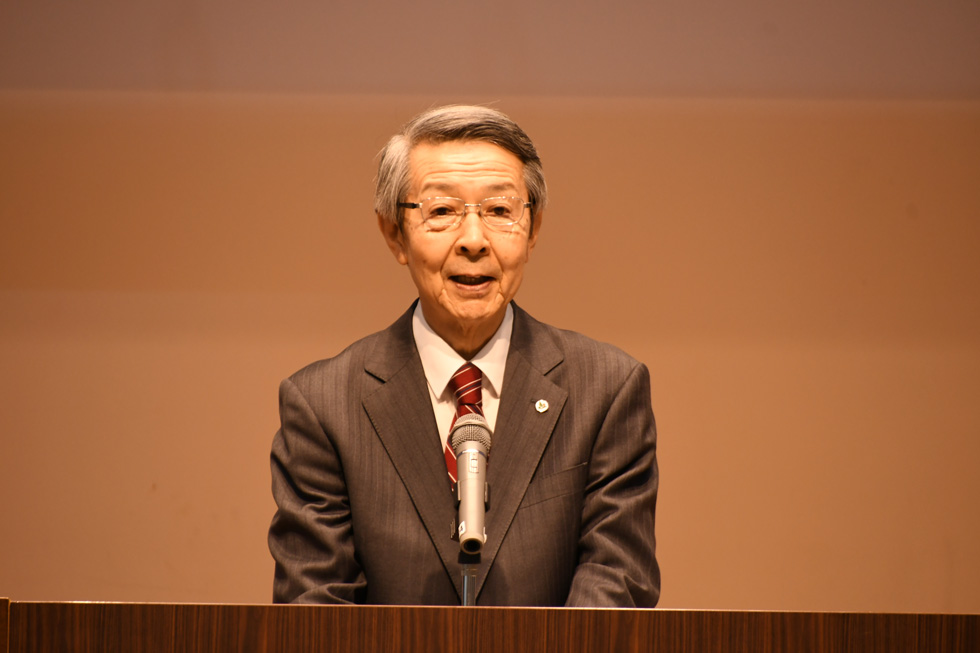 あいさつをする津谷市長