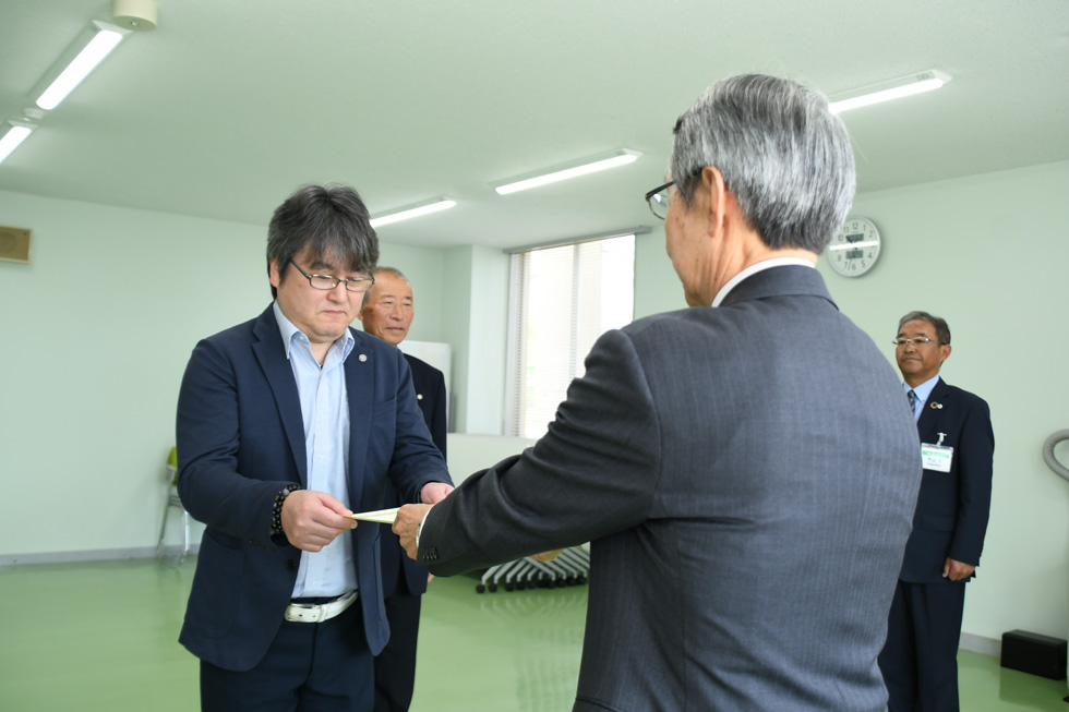 小林さんへ委嘱状を交付