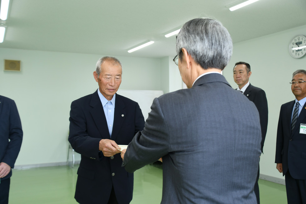 辻さんへ委嘱状を交付 