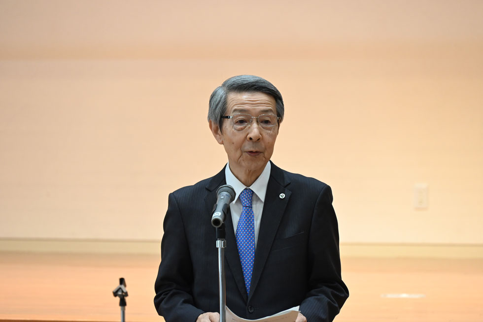 あいさつをする小塚会長 令和8年度北秋田市鷹巣婦人会総会 [48KB]