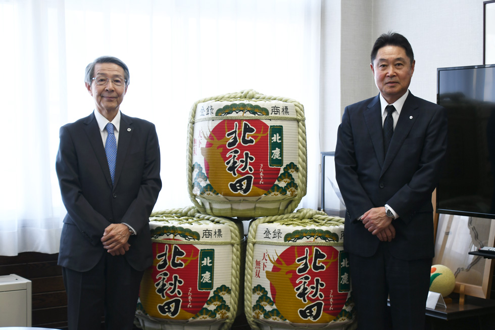 株式会社北鹿 化粧樽と鏡開き用樽を寄贈