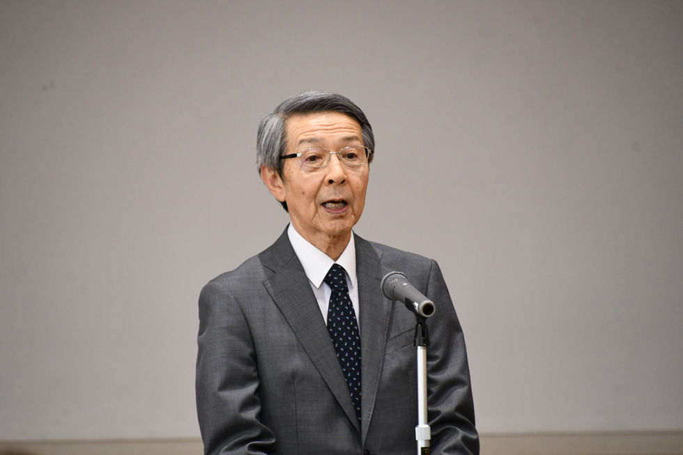 あいさつをする津谷市長