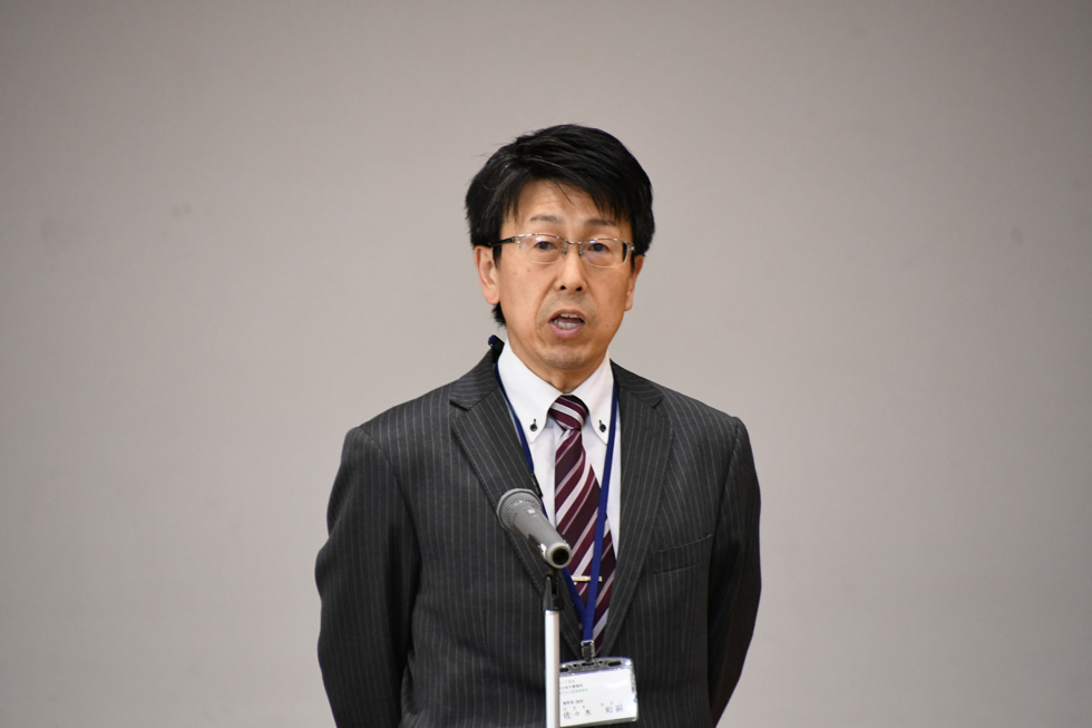 あいさつをする佐々木副所長
