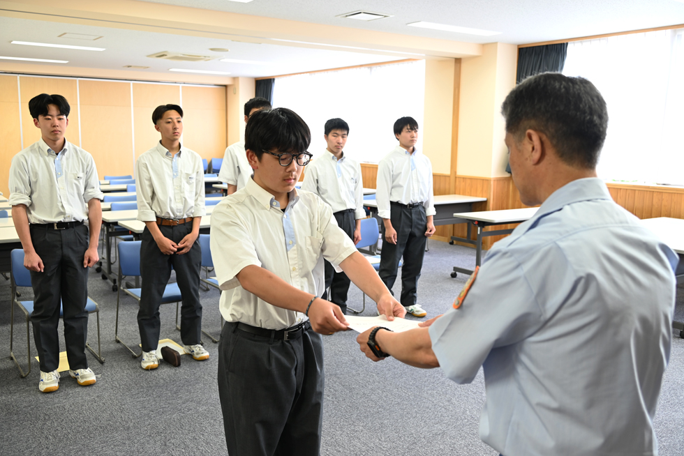 任命証を受け取る菊地隊長