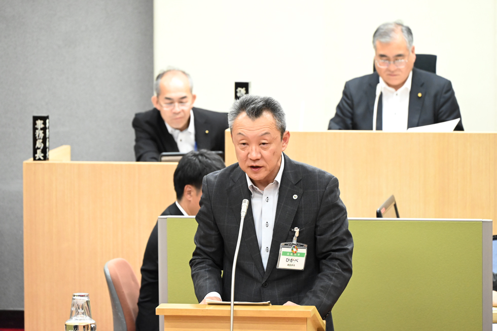 議案説明をする日下部 建設部長