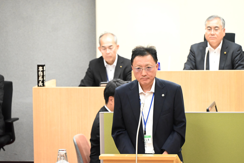 議案説明をする福嶋 教育次長
