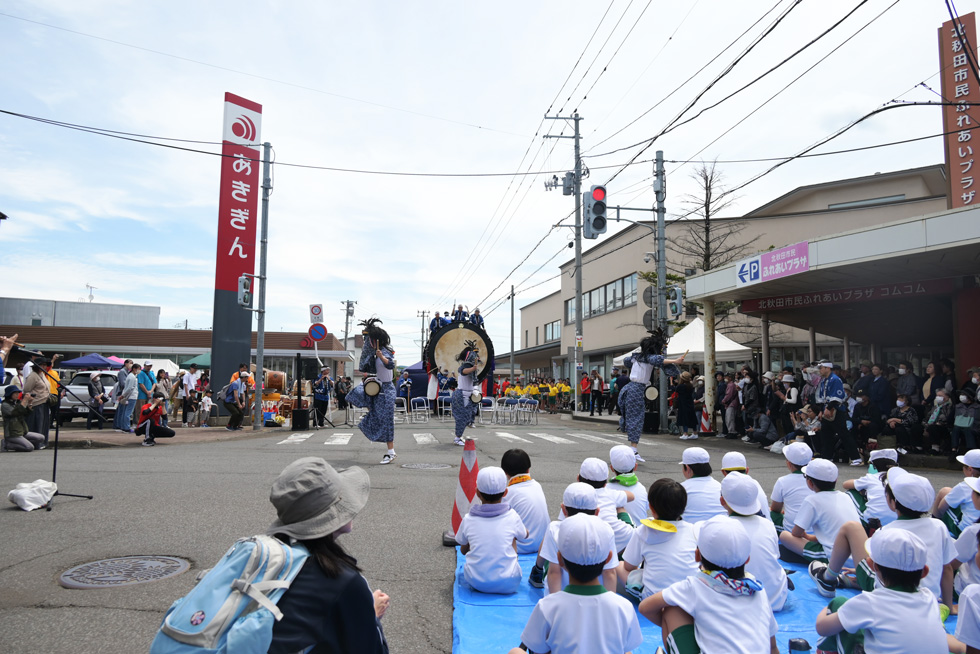 大賑わいの市民ふれあいプラザ前