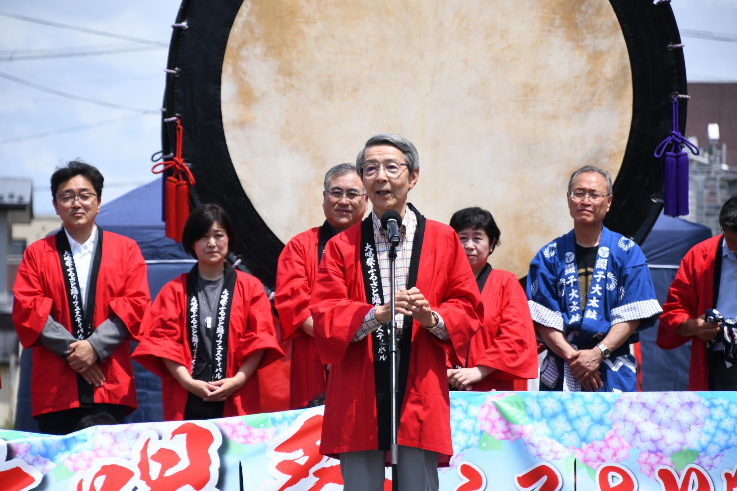 あいさつをする津谷市長