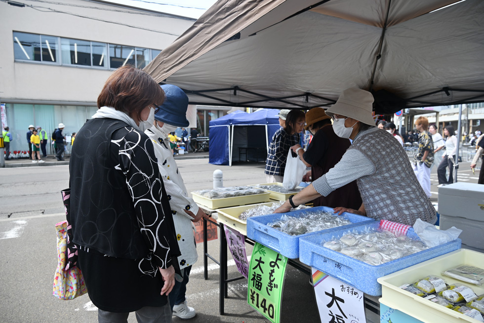 各所ではお餅の販売も