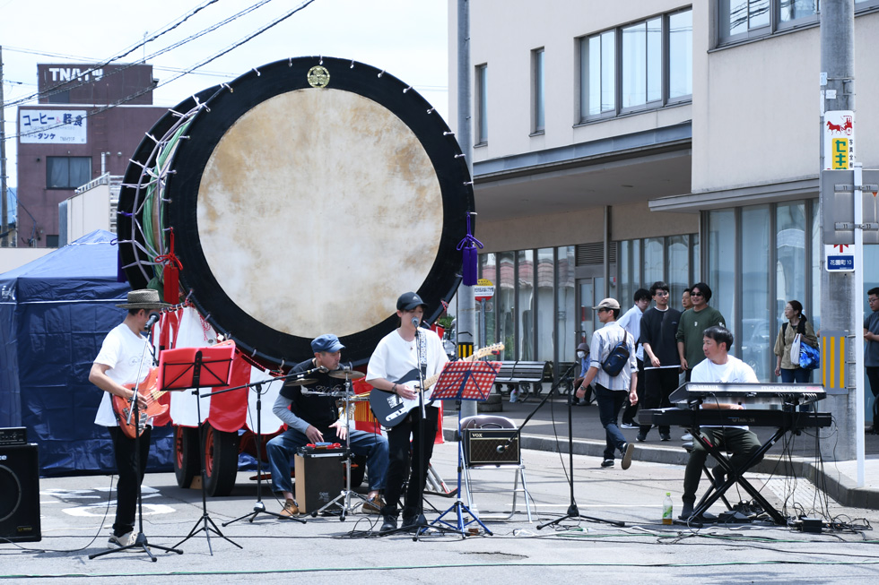 Solid Colorsのバンド演奏