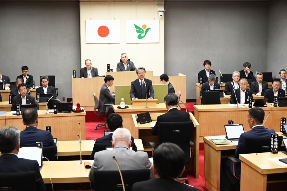 答弁する津谷市長 [421KB]