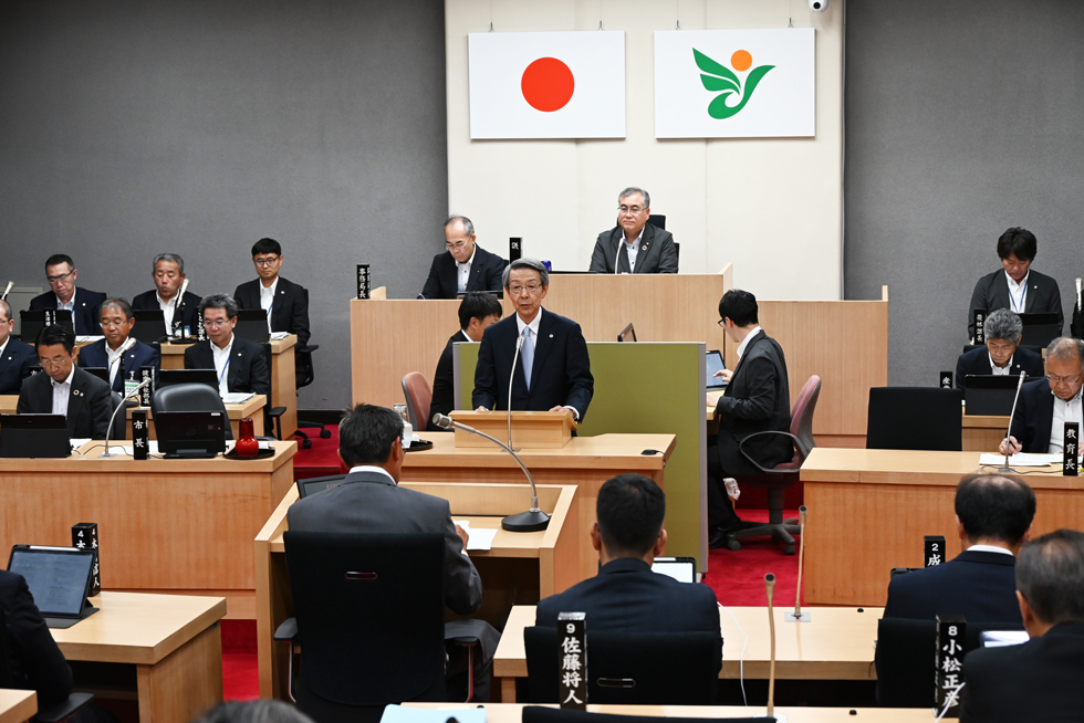 答弁する津谷市長