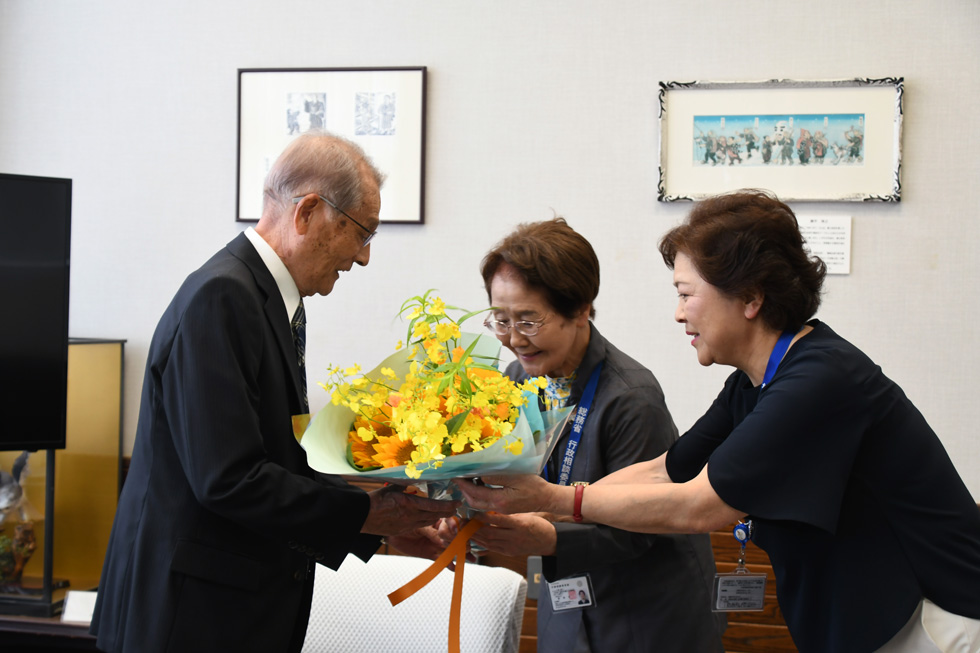 渡辺委員と小林委員より花束贈呈