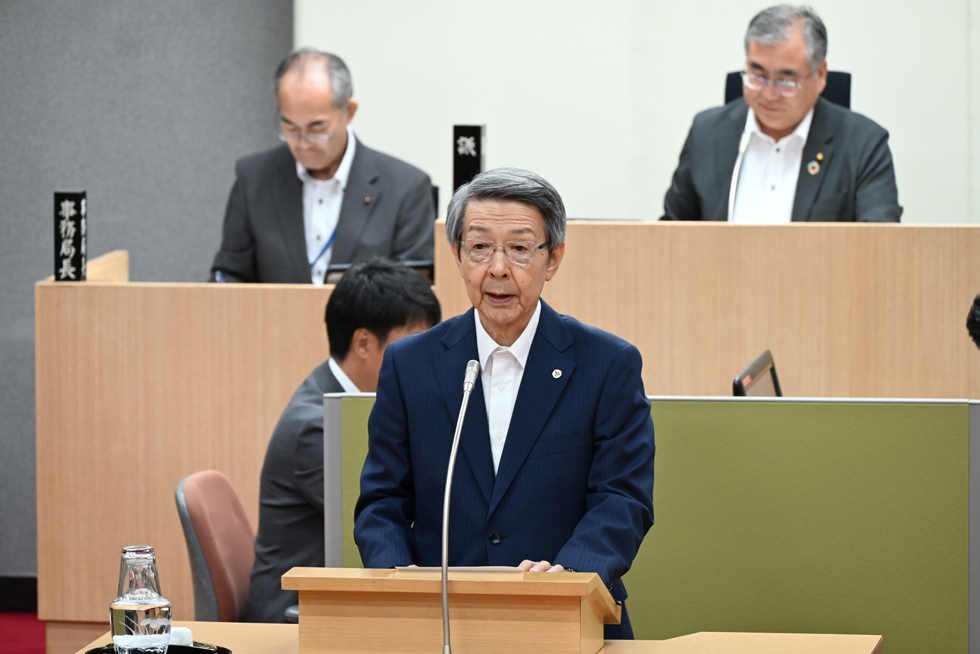 人事案件を提案する津谷市長