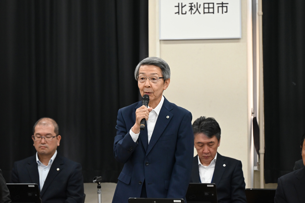 あいさつする津谷市長