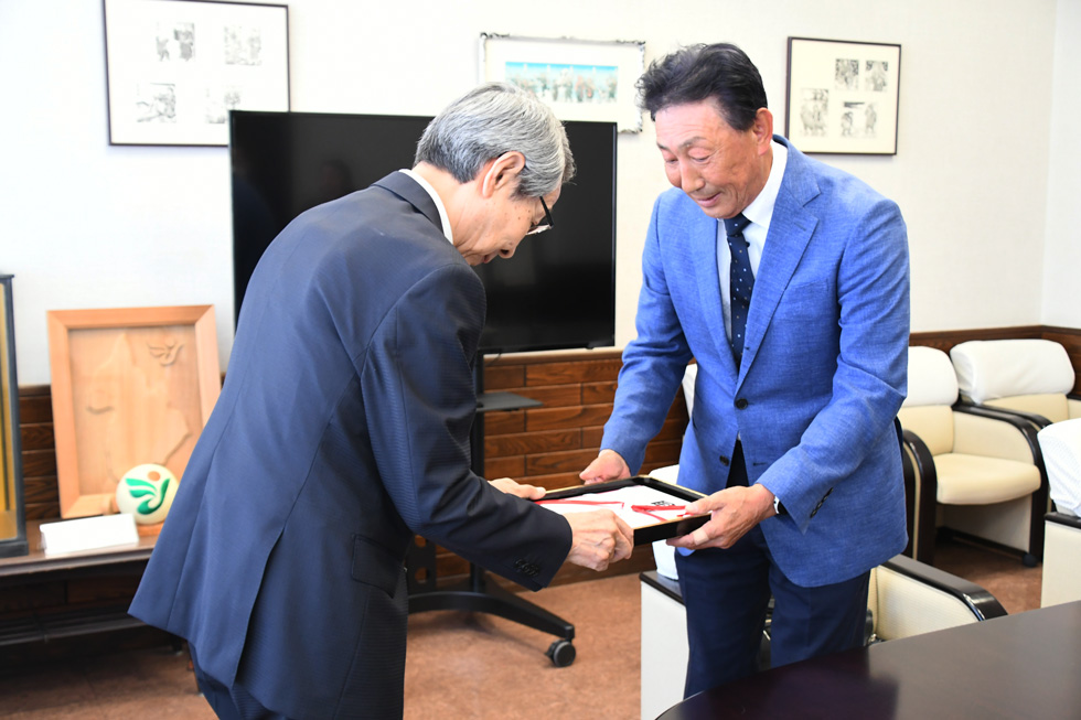目録の贈呈