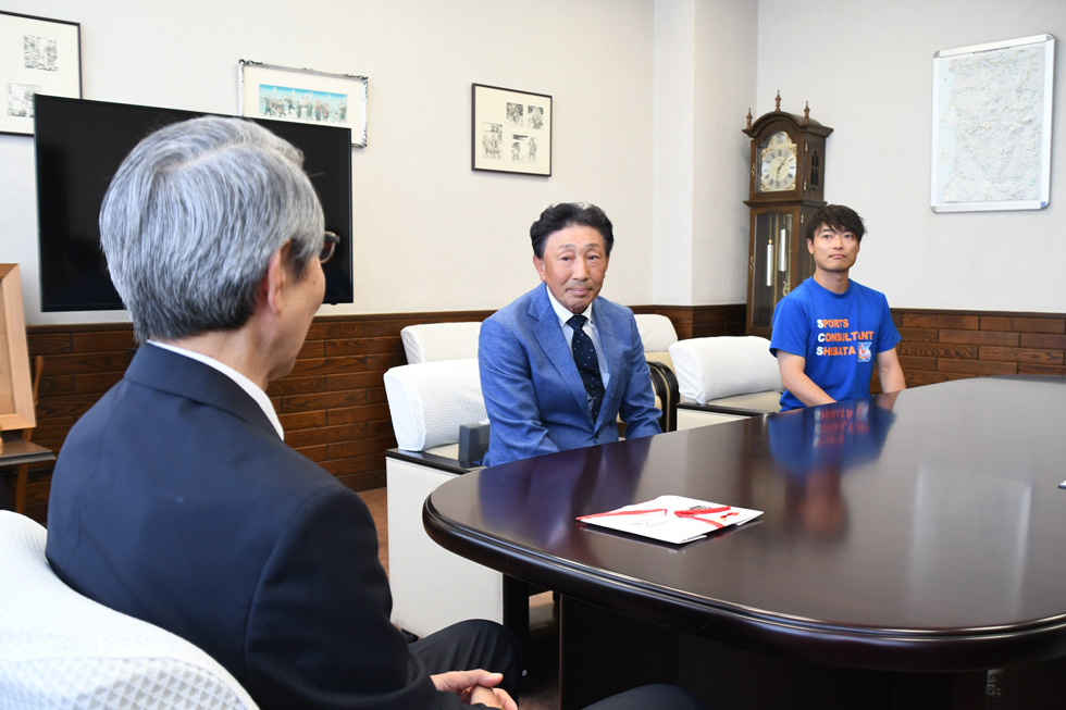 市長と歓談する柴田さんと佐々木さん