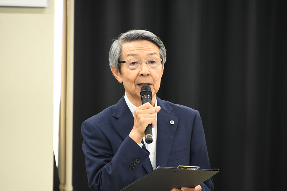 あいさつする津谷市長