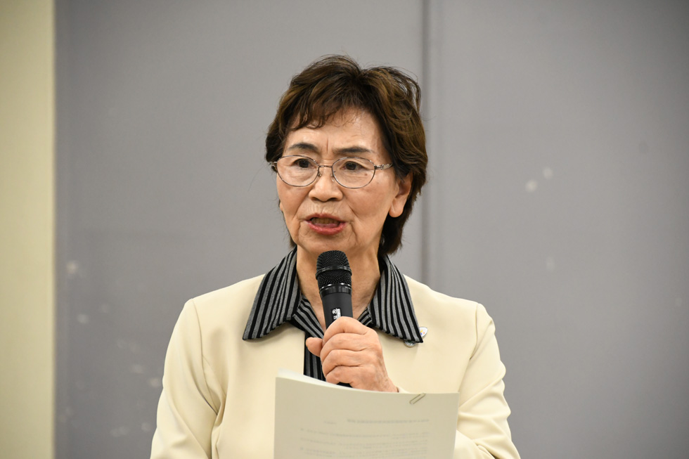 あいさつする小塚会長